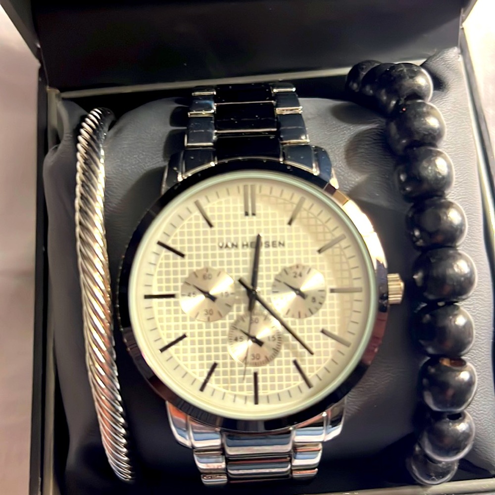 Van Heusen mens watch. New.  Includes two stylish bracelets in gift case